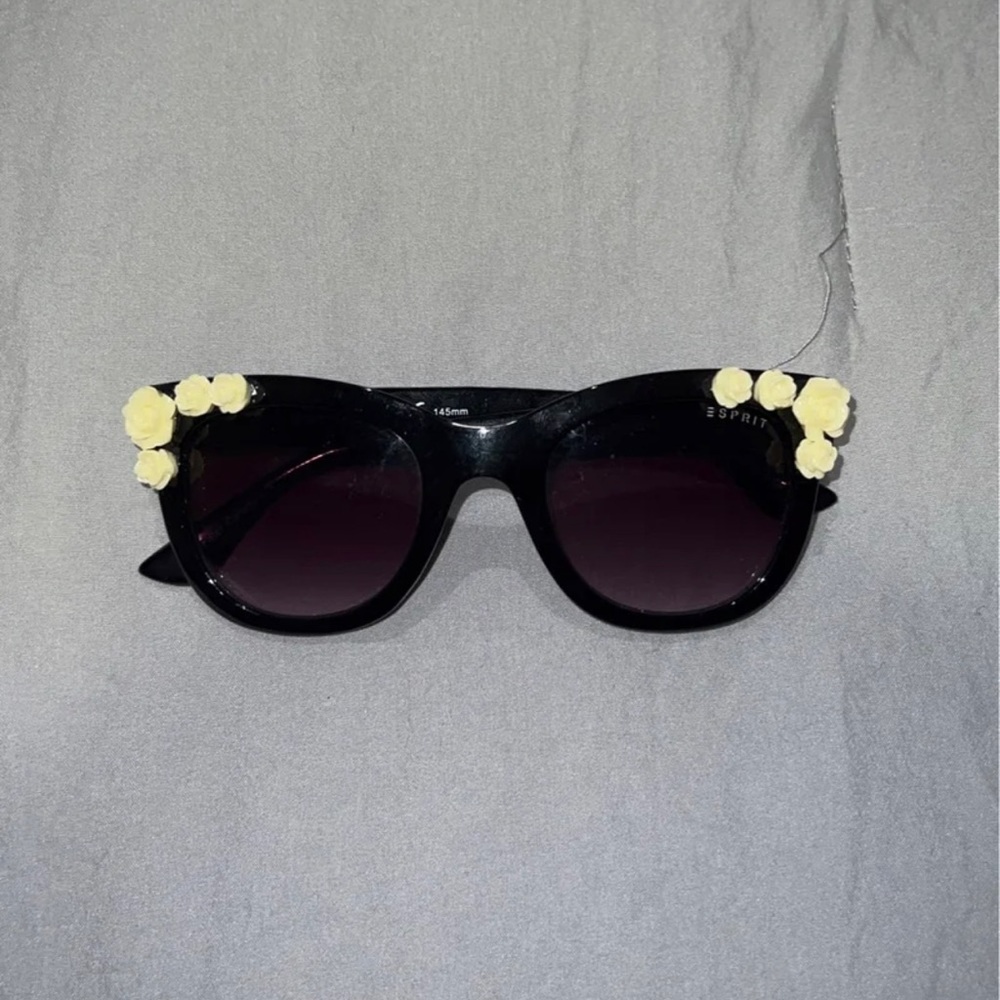 Black sunglasses with flowers